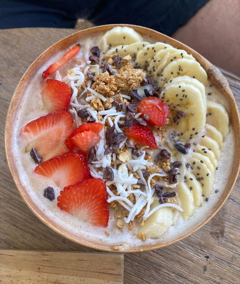 Eine Bowl mit verschiedenen Früchten